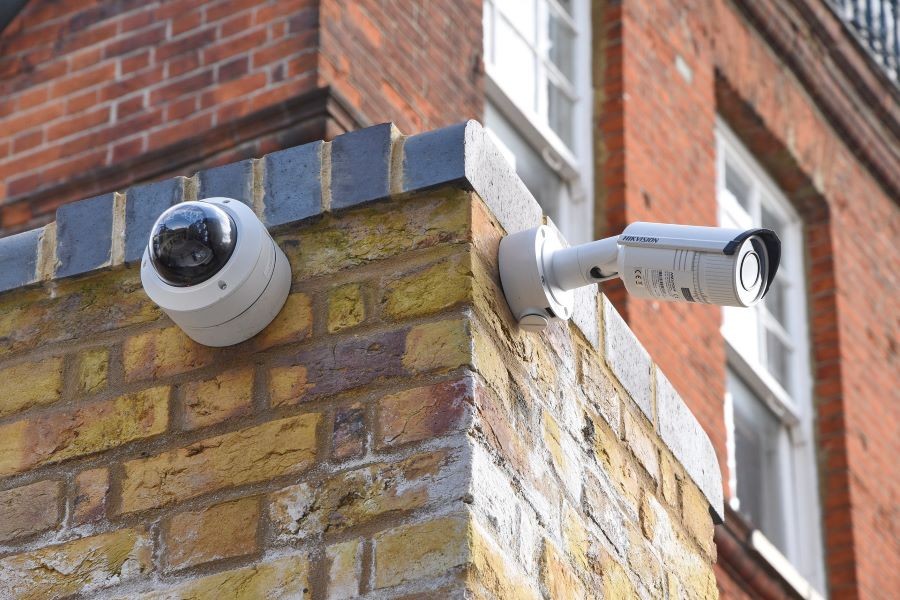 A security camera attached to the outside of a building.